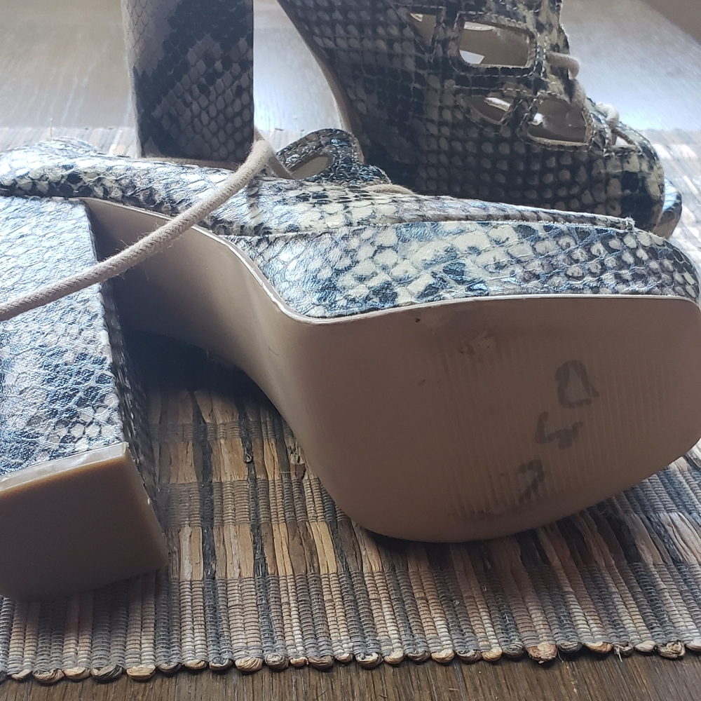 Snake patterned heels - Picture 4 of 4